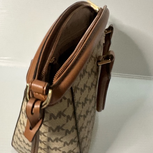 Michael Kors medium size hand bag - Picture 7 of 14